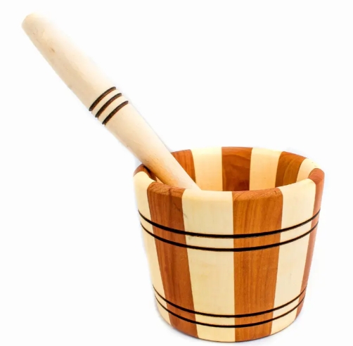 Medinė grūstuvė su grūstuvu iš vyšnios medienos – 11×9,5 cm Medinė grūstuvė su grūstuvu iš vyšnios medienos – 11x9,5 cm