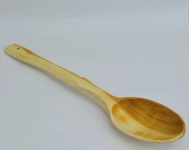 Medinis figūrinis virtuvės šaukštas 32 cm – natūralus ir patogus įrankis Medinis figūrinis virtuvės šaukštas 32 cm – natūralus ir patogus įrankis