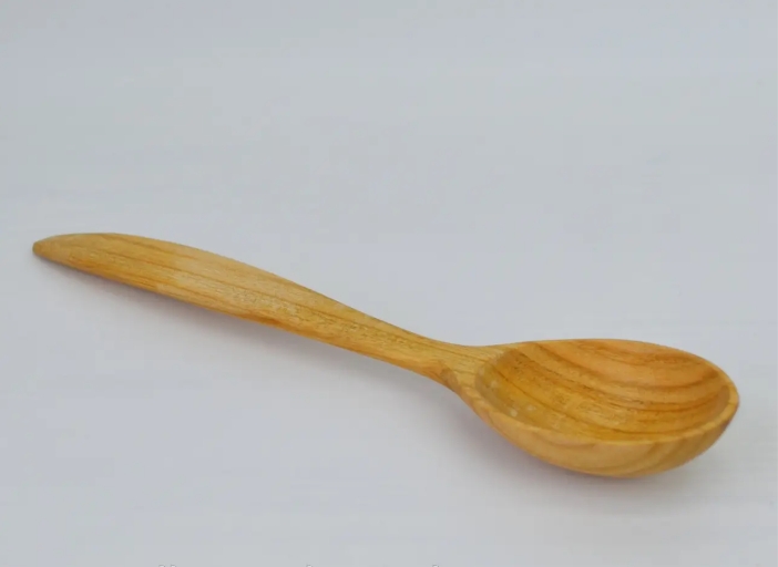 Medinis virtuvės šaukštas iš vyšnios medienos 30 cm – natūralus ir patvarus Medinis virtuvės šaukštas iš vyšnios medienos 30 cm – natūralus ir patvarus