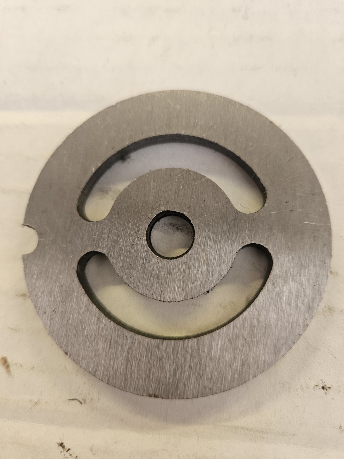 Mėsmalės tinklelis 61 mm su 9 mm skylėmis – idealus pasirinkimas dešrų gamybai Mėsmalės tinklelis 61 mm su 9 mm skylėmis – idealus pasirinkimas dešrų gamybai