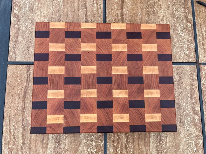 il_794xN.3565022403_pvbs Medinė pjaustymo lenta 40x30 cm | Tvirtas torcinis dizainas