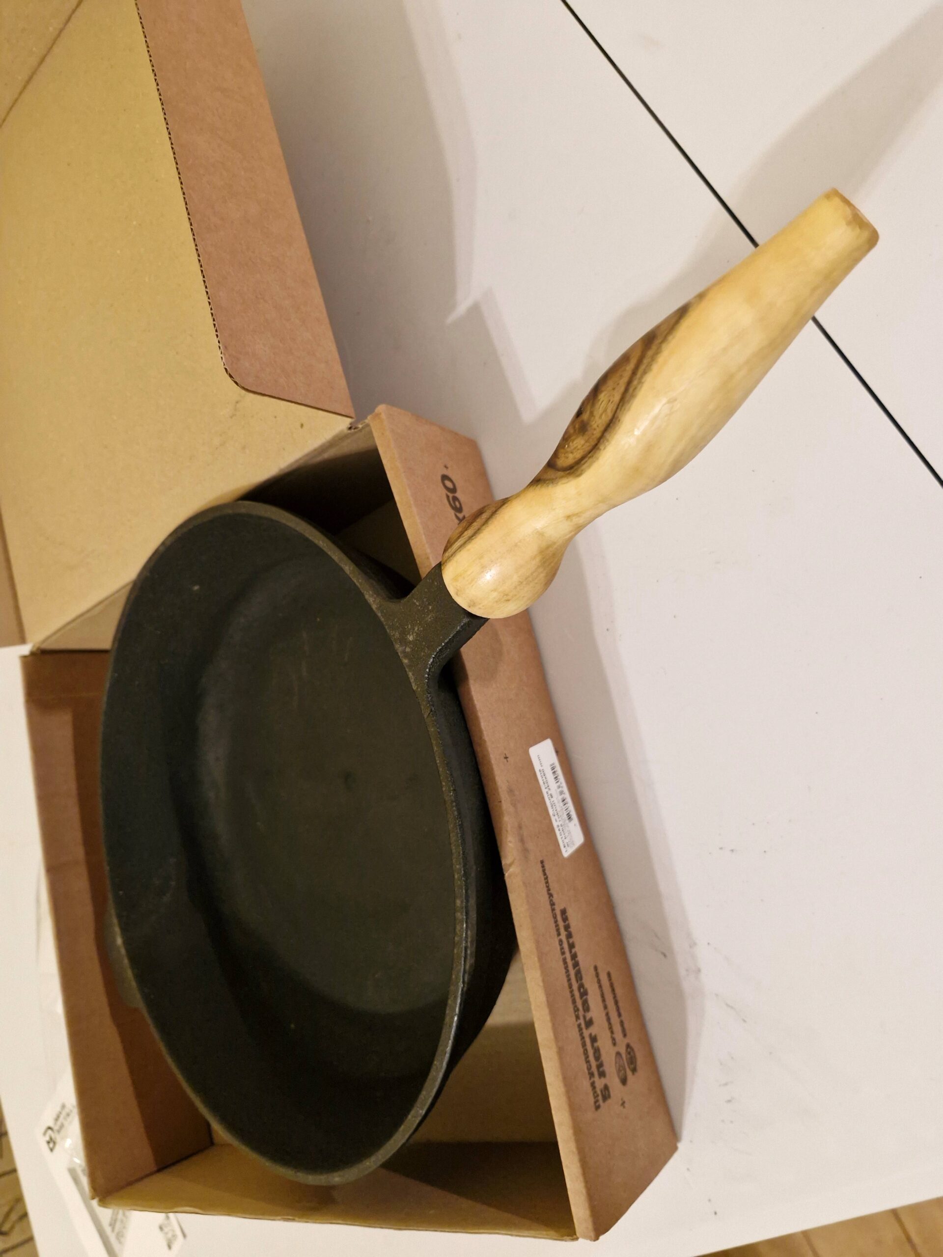 20260109_192003 DAVR METALL Valurauast pann puidust käepidemega | 28 cm, must - Image 1