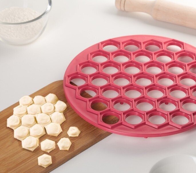 koldunu-forma-55-skyliu_reference Plastist pelmeenivorm, 55 auku, Ø26 cm - Image 1