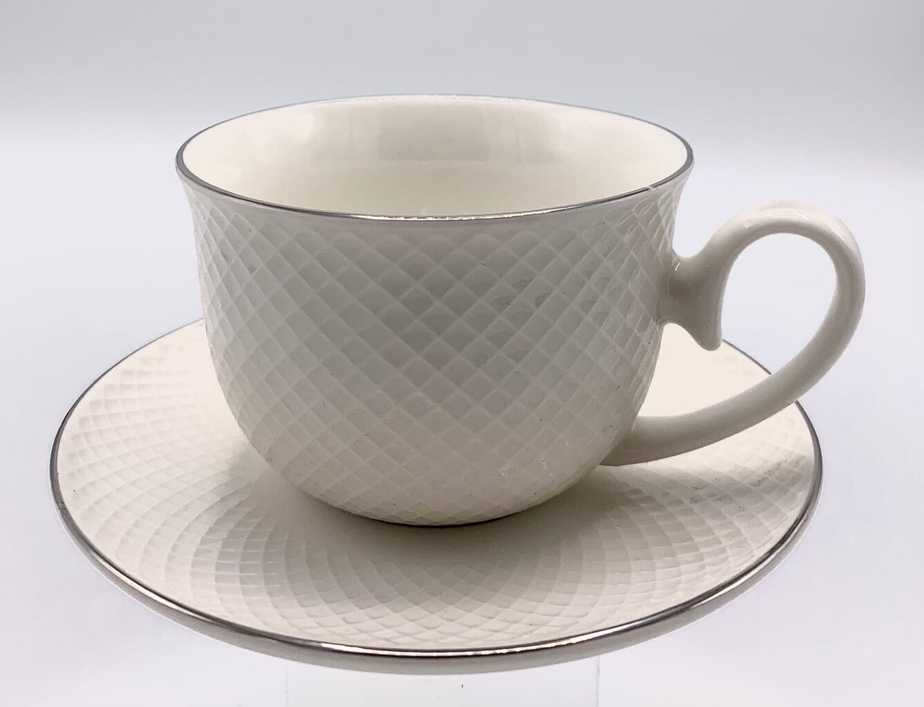 puodelis-su-lekstute-250-ml_reference Porcelianinis puodelių ir lėkštučių rinkinys „Livello“, 2 vnt. x 250 ml, rombų raštas (Kopija) - Image 1