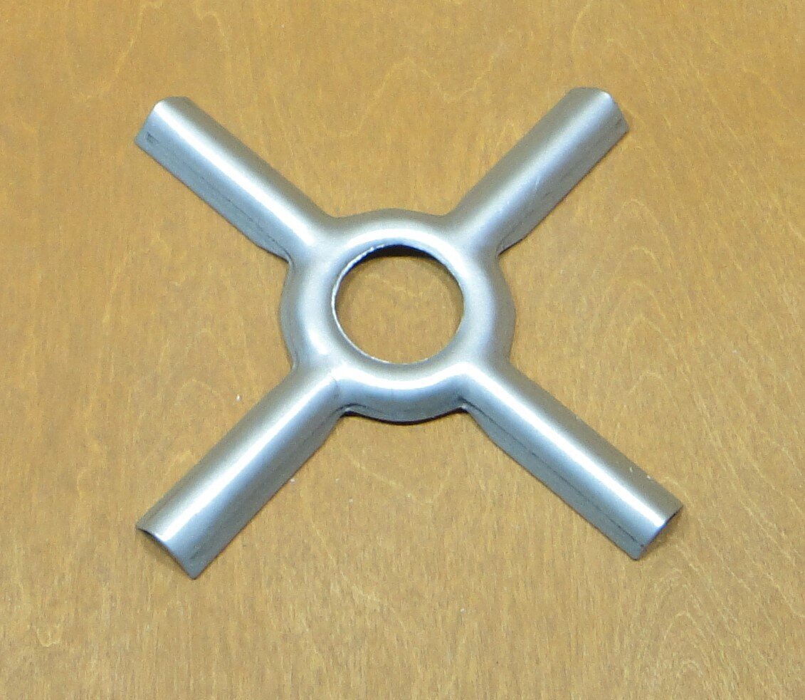 ketaus-liepsnos-skirstytuvas_reference Ketaus liepsnos skirstytuvas – metalinis padėklas, dedamas ant dujinės viryklės degiklio tolygiam šilumos paskirstymui