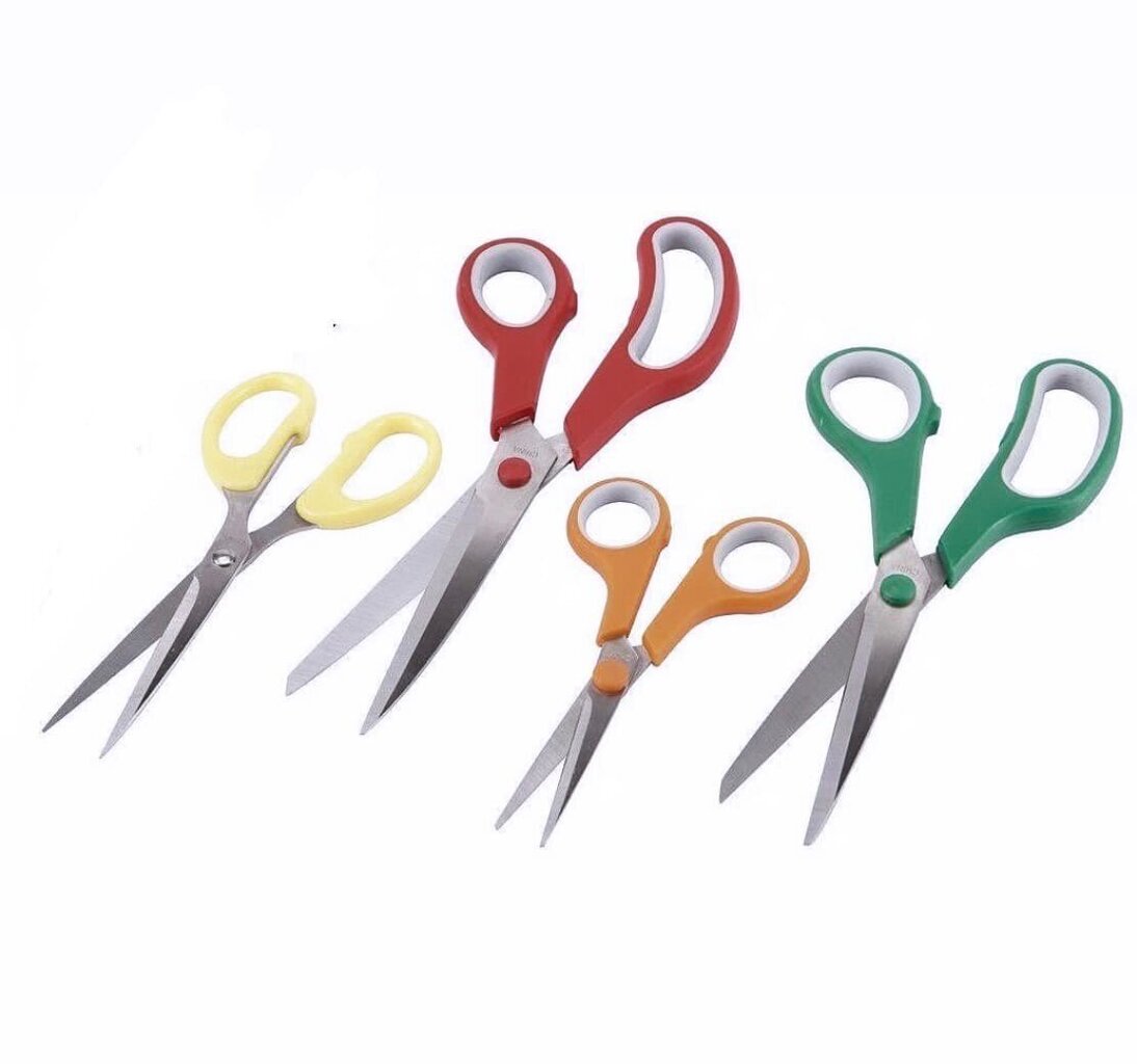 zirkles-4-vnt-7df73_reference 4 vienetų universalių žirklių komplektas su keturiomis skirtingomis spalvomis, išdėliotas ant stalo